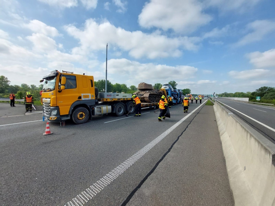 Kamion natlačil osobák na návěs převážející tank