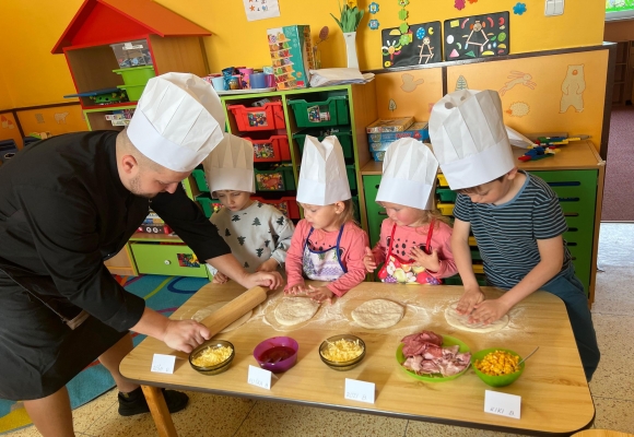 Mateřinkou voněla pizza, děti si vyzkoušely roli kuchtíků