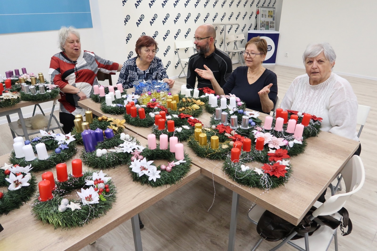 Adventní věnce a příspěvek na kapra rodinám zasaženým povodní