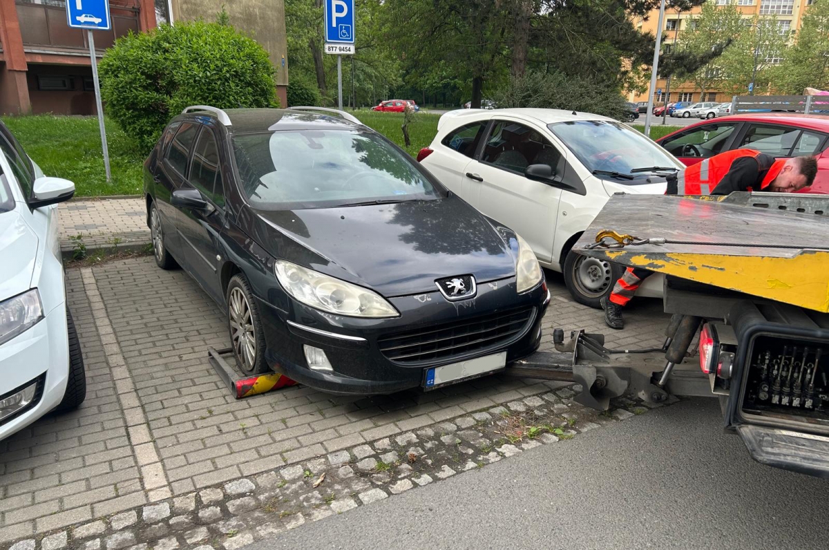 Dva do likvidace, jeden odtáhnout, Bohumín odstraňuje autovraky z parkovišť