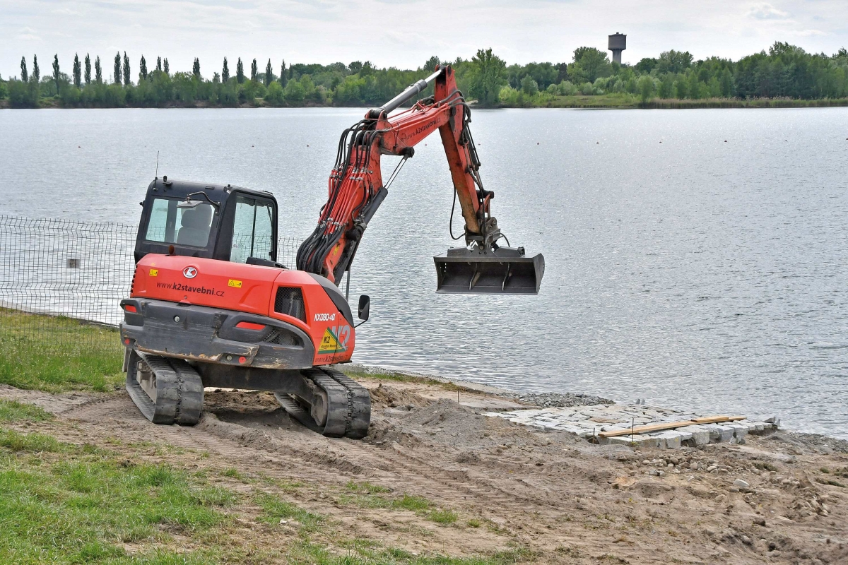 Kališovo jezero v Bohumíně se chystá na léto: nová mola, kamera i posezení s ohništěm