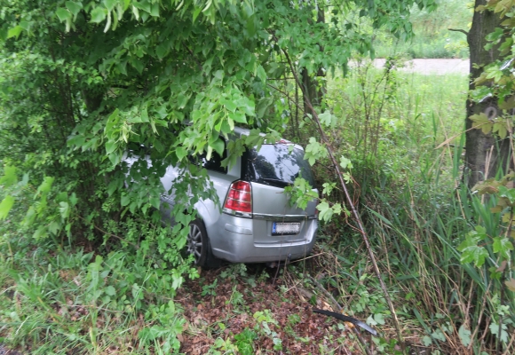 Odhadl špatně vzdálenost, sedmdesátiletý řidič sjel s autem do příkopu