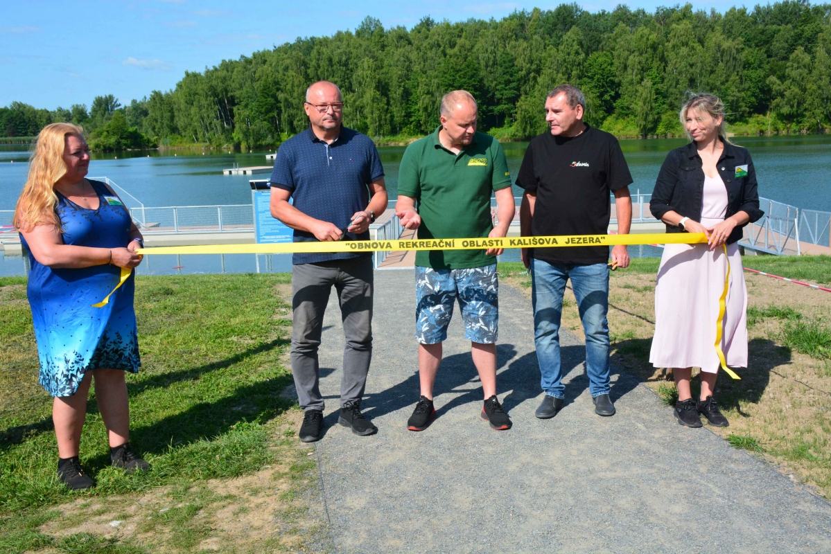 Tři nová mola, relax na vodě i kamera pro klid. Kališovo jezero vstupuje do sezóny s novou tváří