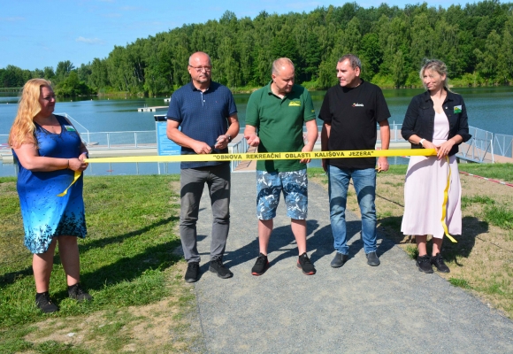 Tři nová mola, relax na vodě i kamera pro klid. Kališovo jezero vstupuje do sezóny s novou tváří