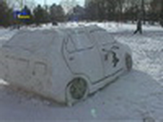 Ze sněhu postavili automobil - show video