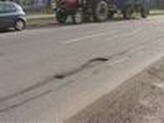 Poničené silnice a jejich opravy - zobrazit video