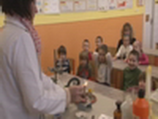 Malí chemici v laboratoři - show video