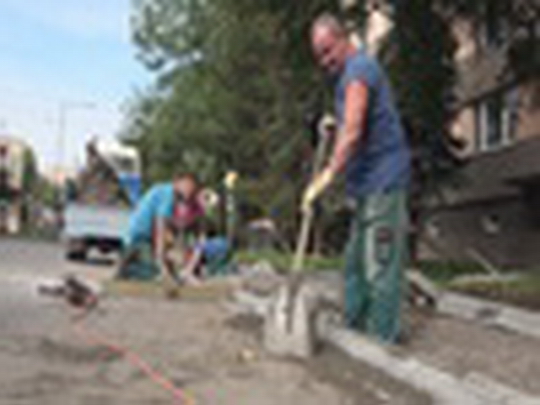 Opravy cest a chodníků začínají - show video