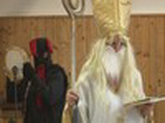 Mikuláš nadělil dětem sladkosti, učitelkám klobásy - show video