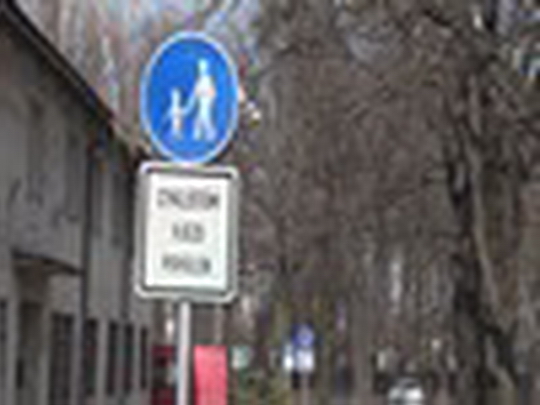 Nová dopravní značka: cyklisté smí na chodník - przedstawić wideo