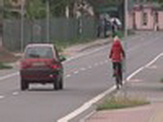Rychlá jízda řidičů versus nezodpovědní cyklisté - zobrazit video