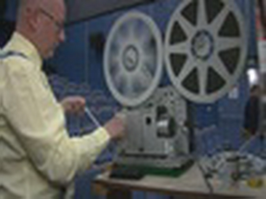 Retro kinokavárna s dobovou promítačkou - show video