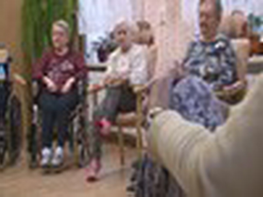 Seniorům pomáhá jóga na židlích - show video