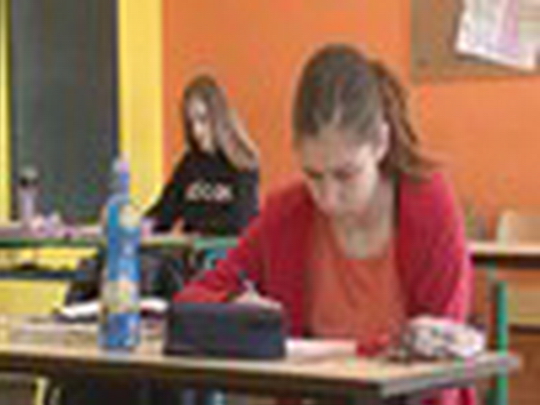 Deváťáci se vrátili do školních lavic, čekají je přijímačky - zobrazit video