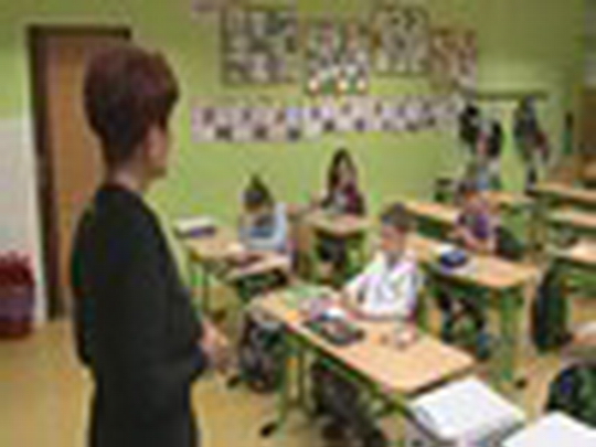 Do základních škol se vrátily děti z 1. stupně - przedstawić wideo