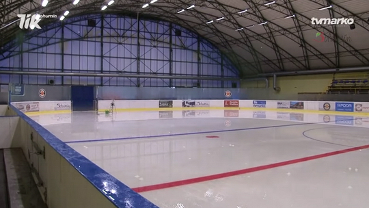 Zimní stadion rozmrazil ledovou plochu