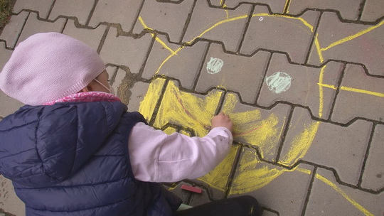 Uzavřená školka nabídla dětem alespoň zahradu - show video