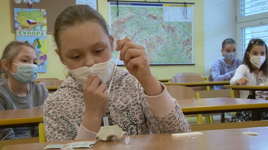 Antigenní testování dětí školy i s pomocí rodičů zvládají - zobrazit video