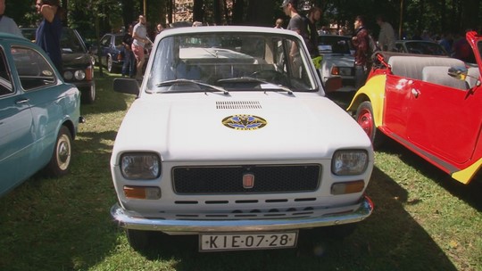 Automobiloví a motocykloví veteráni v hobbyparku - show video