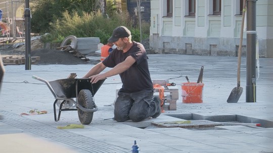 Cena i nedostatek materiálů a dělníků dopadá na stavby - przedstawić wideo