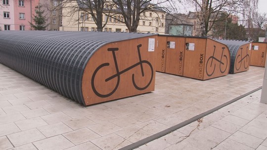 Před nádražím 72 cykloboxů s elektronickým zámkem - show video
