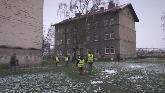 Boj s černými skládkami, smetí naházeli zpět do vchodů - zobrazit video