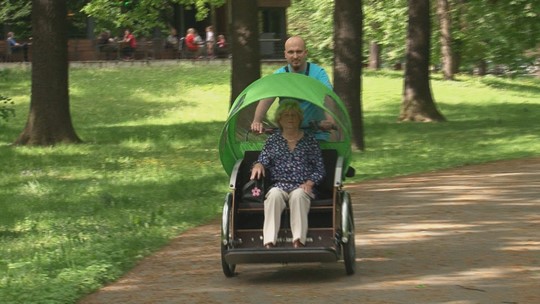 Senior cyklorikša poprvé s šoféry dobrovolníky - zobrazit video