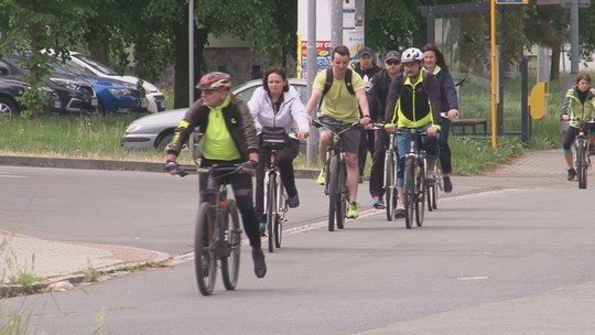 Na obhlídku investic úředníci vyrazili na jízdních kolech - zobrazit video