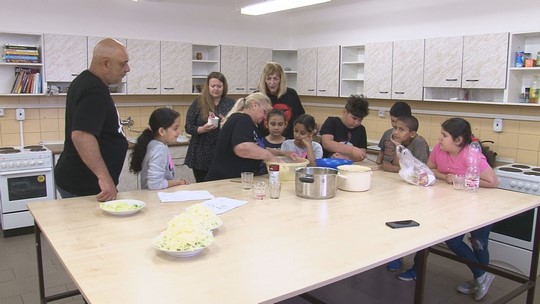 Školáci v Pudlově připravili tradiční romská jídla - zobrazit video