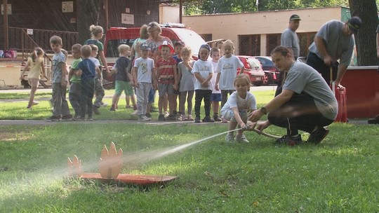 Děti z mateřinek bavila soutěž Dráček 2022 - zobrazit video