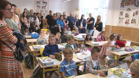 Děti se vrátily do lavic, začal nový školní rok - przedstawić wideo