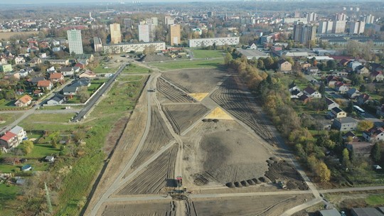 Ulice Petra Cingra: nová hřiště, zasíťování a teď park - zobrazit video