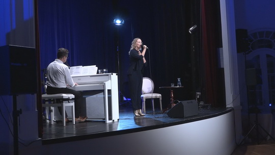 Alena Antalová a Alex Anders s šansony Pod Zeleným dubem - zobrazit video