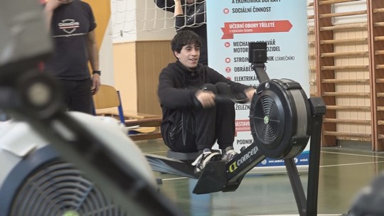 Na veslařských trenažérech pokračují do středu Země - show video