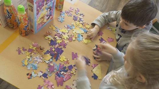Sto dílků skládačky v celoměstské Puzzliádě mateřinek - show video