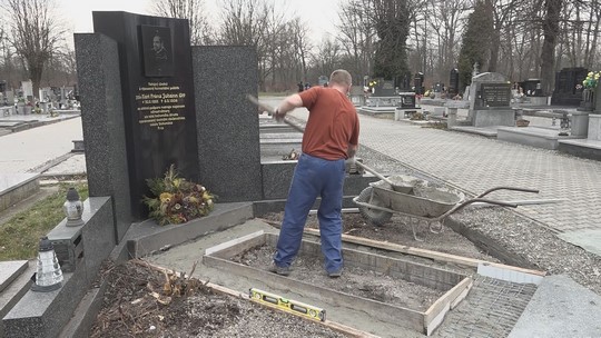 Opravují hrob starosty Otta a hraběnky Rudnické - zobrazit video