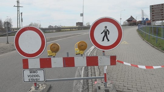 Uzavírka mostu ve Skřečoni, školáky vozí mimořádný spoj - zobrazit video