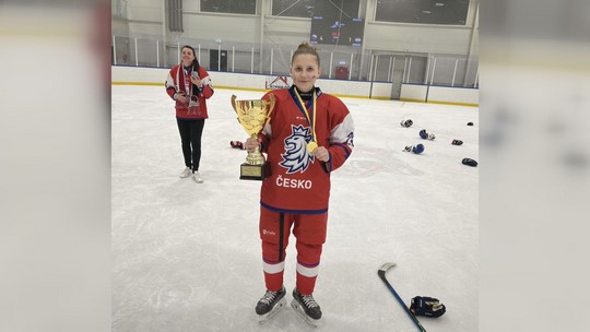 Kateřina Nogová na hokejovém ME žen do 16 let - zobrazit video