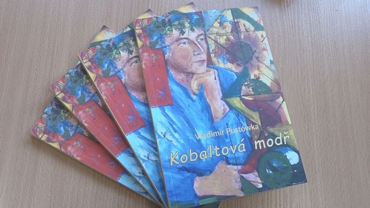Kobaltová modř Vladimíra Pustówky s návratem do mládí - show video