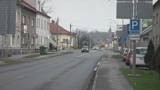 Ulice 1. máje: série oprav povrchu, výstavba chodníku - zobrazit video