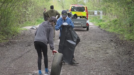 Ukliďme Česko, gruntování kolem Kališova jezera - zobrazit video