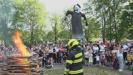 Pálení čarodějnic přilákalo celé rodiny - show video