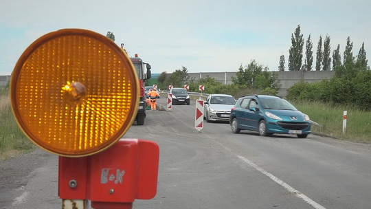 Nová Ves: zpomalovací ostrůvek a chodník - zobrazit video