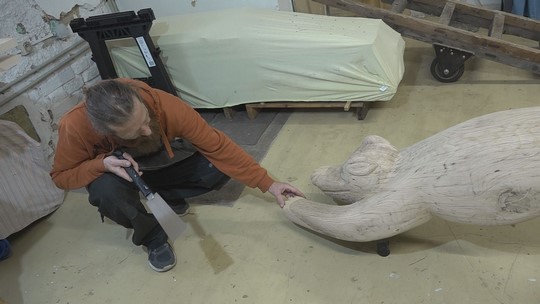 Řezbář obnovil unikátní smečku vlků - show video